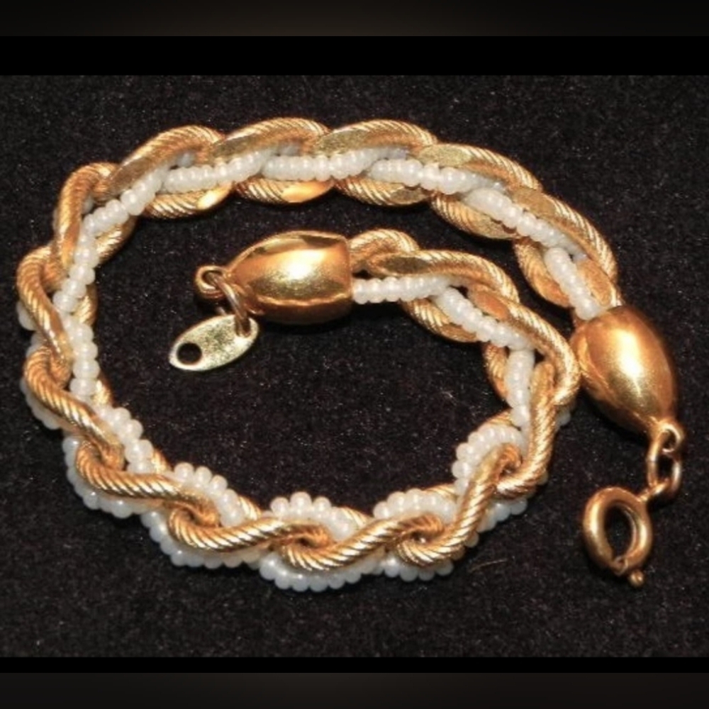 Vintage 80s Trifari Twisted Gold Tone Chain Faux Seed Pearl Bead 7.25" Bracelet